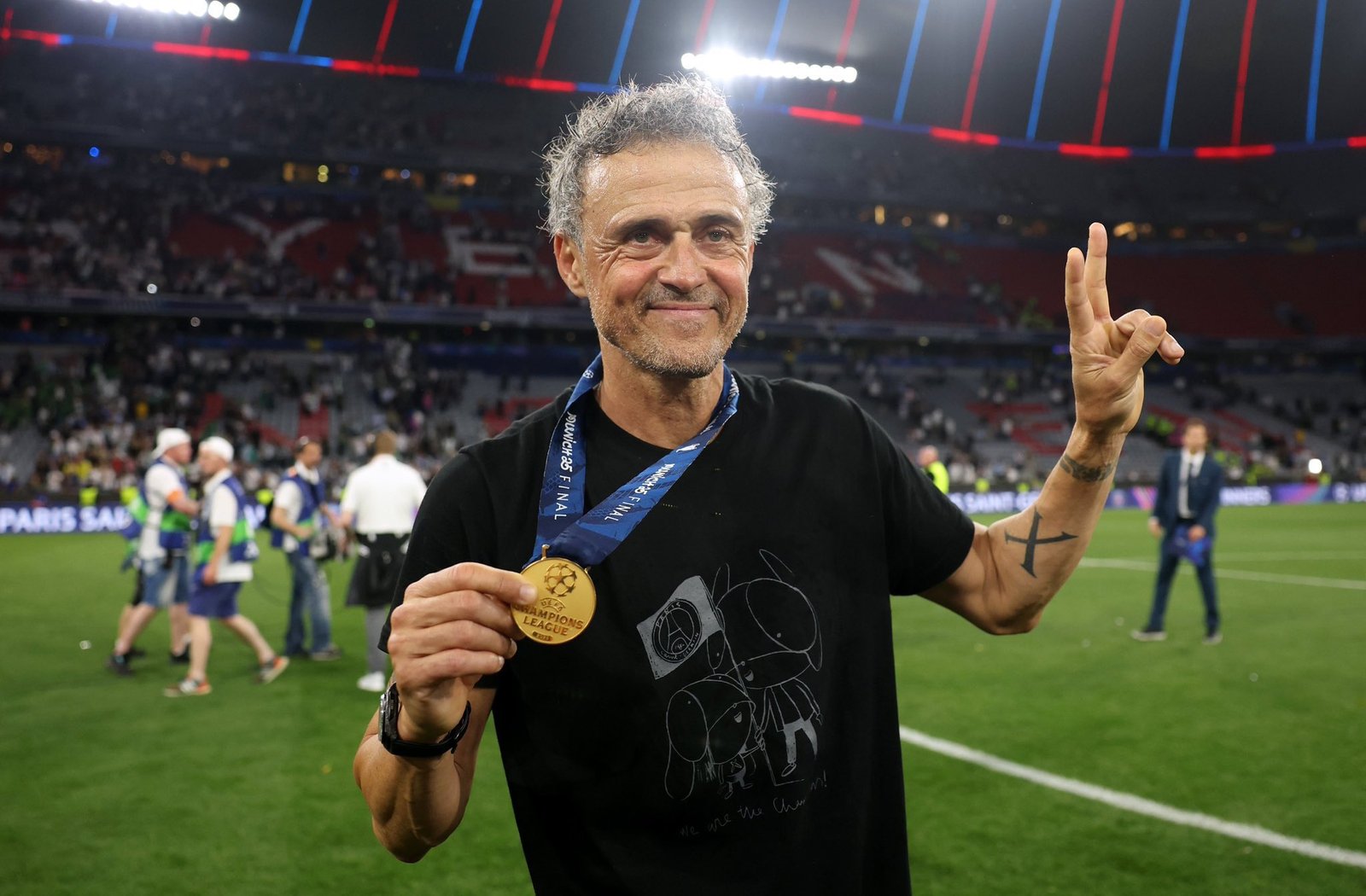 PSG Juara Liga Champions, Luis Enrique Terima Kasih ke Suporter yang Lakukan Tribute untuk Xana