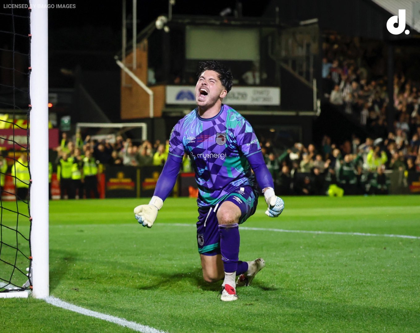 Kocak, Kiper Grimsby Town Ternyata Fans Manchester United