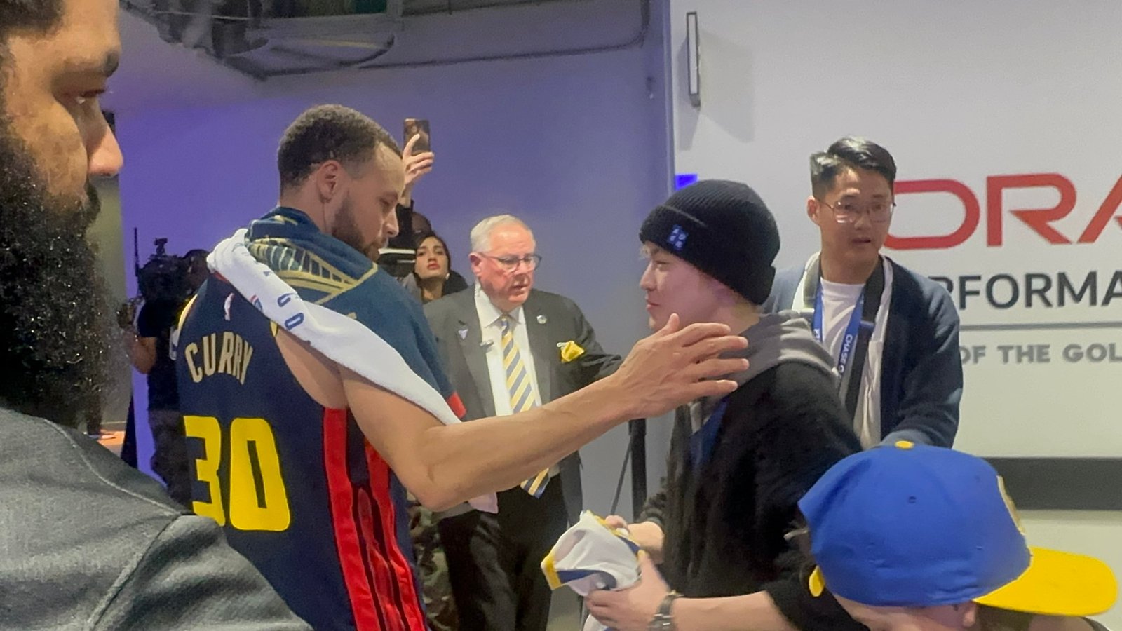 Hasil NBA: Warriors Tekuk Bucks, Stephen Curry Istirahat Total Cuma Jadi Penonton