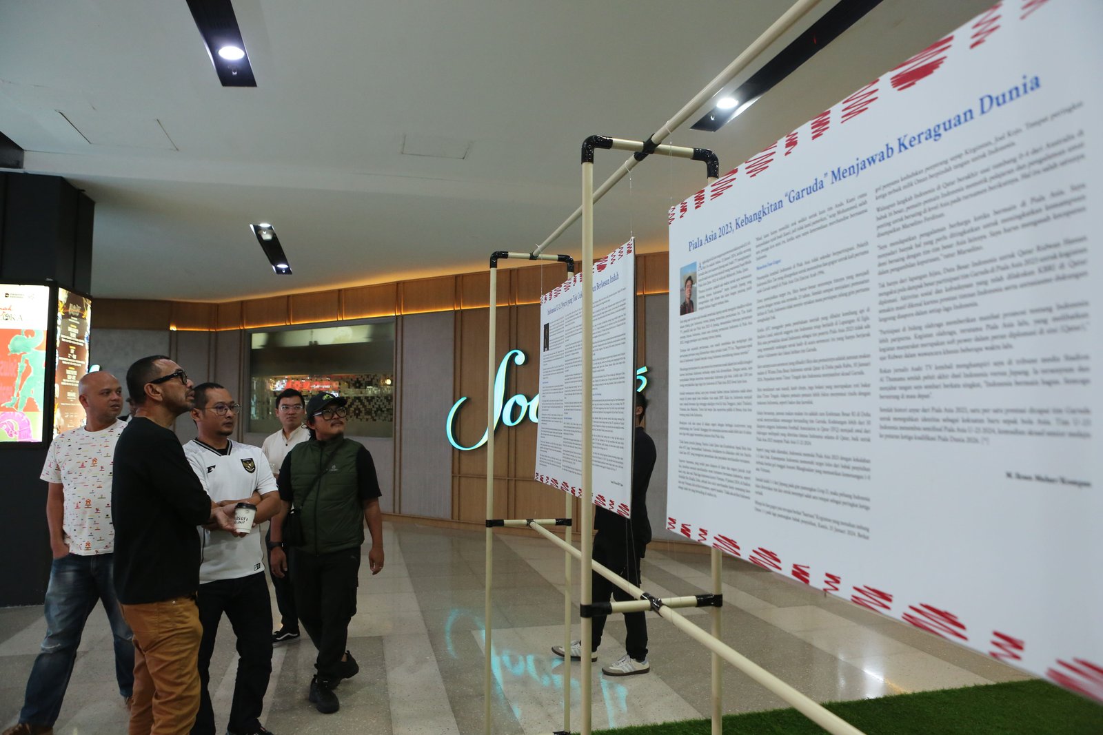 Pameran Foto 90 & Beyond di Sarinah, Rekaman Lensa Menangkap Momen Ikonik Timnas Indonesia