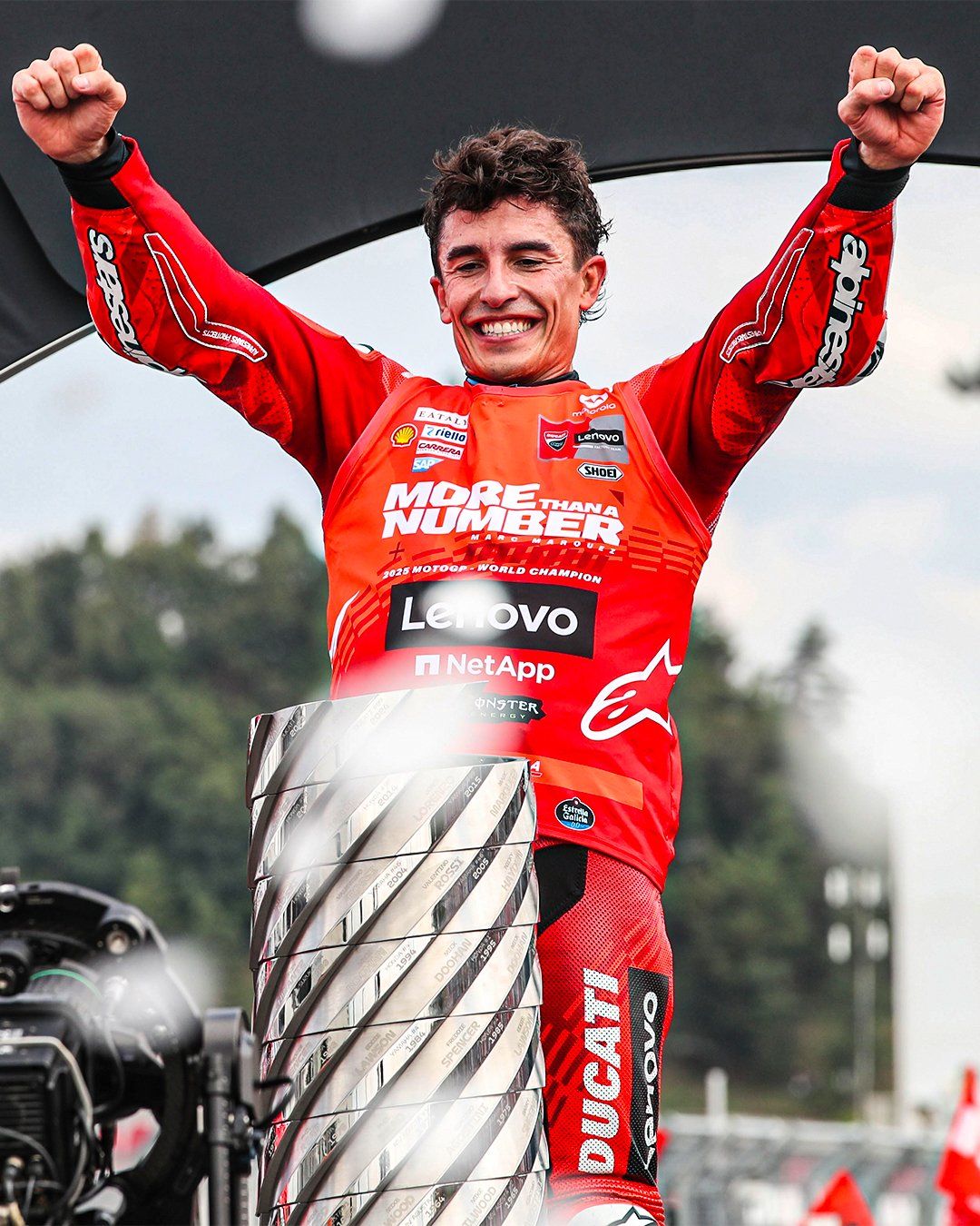 Pembalap Senior Ini Bak Guru bagi Marc Marquez dalam Perebutan Juara MotoGP 2025