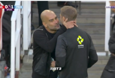 Alamak, Momen Pep Guardiola Berusaha Cium Wasit Keempat di Arsenal vs Manchester City